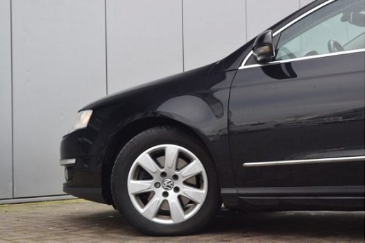 Volkswagen Passat Variant - 2.0 FSI Sportline Clima Trekhaak Radio/CD Parrot Stuurwielbediening Lmv - 1