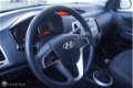 Hyundai i20 - 1.2i DynamicVersion Airco / 5 deurs - 1 - Thumbnail