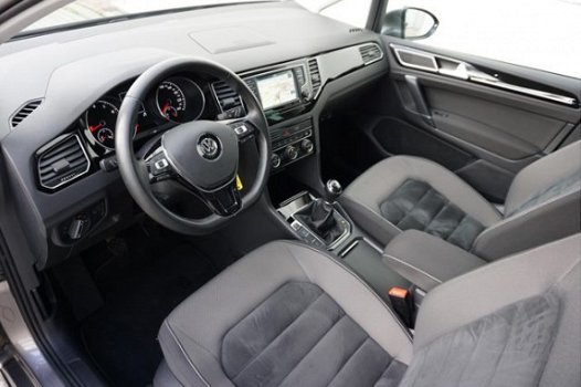 Volkswagen Golf Sportsvan - 1.2 TSI 110pk Highline + Navigatie + Achteruitrijcamera - 1