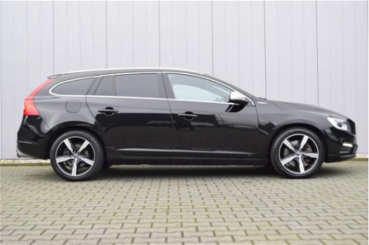 Volvo V60 - 2.4 D6 Twin Engine R-Design Navigatie, Stoelverwarming, Afn.Trekhaak, 18inch LMV, 1e Eig - 1