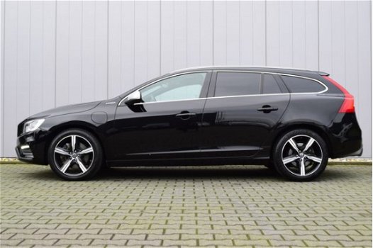 Volvo V60 - 2.4 D6 Twin Engine R-Design Navigatie, Stoelverwarming, Afn.Trekhaak, 18inch LMV, 1e Eig - 1