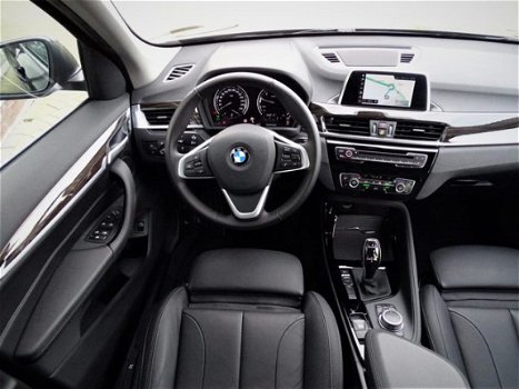 BMW X1 - sDrive18i Aut. Exe. X-Line Nav Led Hifi Leder Sportstoelen Camera 18