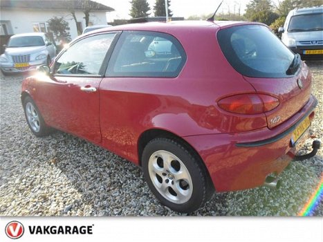 Alfa Romeo 147 - 1.6 T.Spark Distinctive nieuwe apk, trekhaak - 1