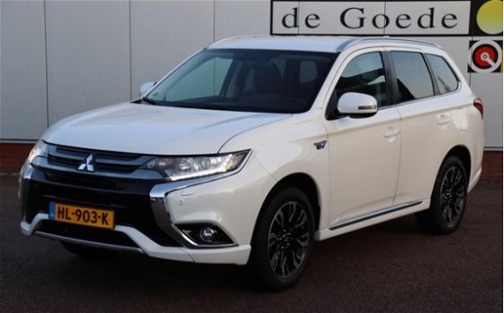 Mitsubishi Outlander - 2.0 PHEV Executive Edition org. NL-auto navigatie a.uitrijcamera leer 23.940, - 1