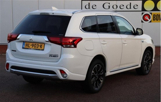 Mitsubishi Outlander - 2.0 PHEV Executive Edition org. NL-auto navigatie a.uitrijcamera leer 23.940, - 1