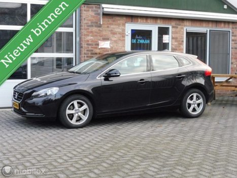 Volvo V40 - 1.6 T3 Momentum 150 PK, Navigatie, Halfleer, PDC, - 1