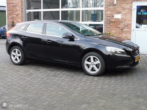 Volvo V40 - 1.6 T3 Momentum 150 PK, Navigatie, Halfleer, PDC, - 1