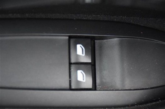 Peugeot 208 - 1.2 VTi Access in nette staat binnen en buiten, met stoere gespote delen in het interi - 1