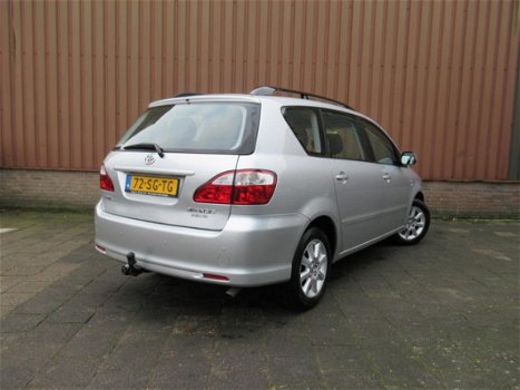 Toyota Avensis Verso - 2.0i 6 Pers. (Airco, PDC, Trekhaak) - 1