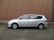 Toyota Avensis Verso - 2.0i 6 Pers. (Airco, PDC, Trekhaak) - 1 - Thumbnail