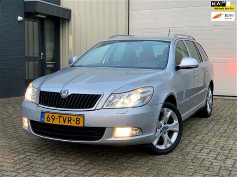 Skoda Octavia Combi - 2.0 TDI Elegance Business Line BTW AUTO XENON NAVI VOL ONDERH NAP - 1