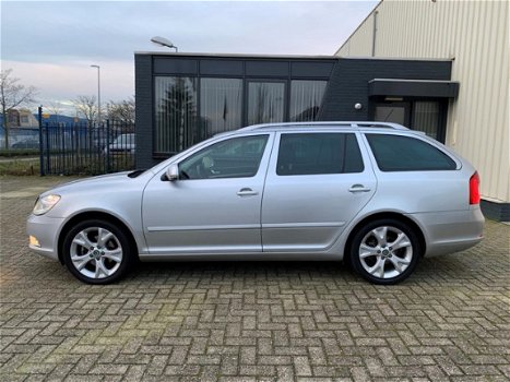 Skoda Octavia Combi - 2.0 TDI Elegance Business Line BTW AUTO XENON NAVI VOL ONDERH NAP - 1