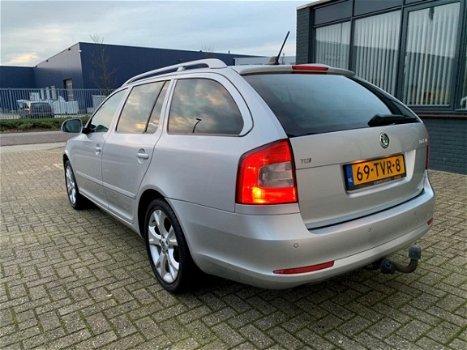 Skoda Octavia Combi - 2.0 TDI Elegance Business Line BTW AUTO XENON NAVI VOL ONDERH NAP - 1