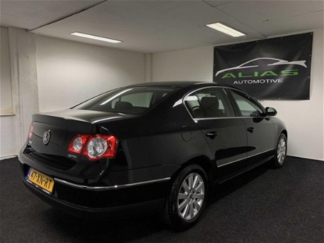 Volkswagen Passat - 2.0 TDI Comfortline 2007 Zwart AIRCO - UNIEK 61.000DKM NAP - Navigatie - APK 202 - 1