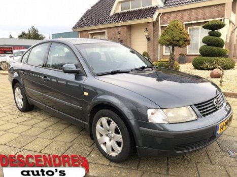 Volkswagen Passat - 1.8-5V Trendline automaat - 1