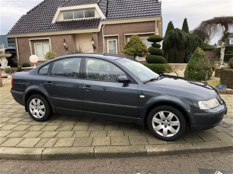 Volkswagen Passat - 1.8-5V Trendline automaat - 1