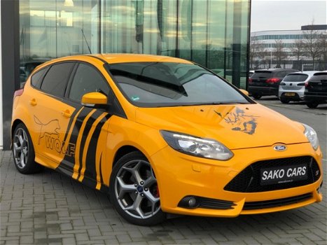 Ford Focus - 2.0 EcoBoost ST-2 Geel 2013 Wolf Racing - 1