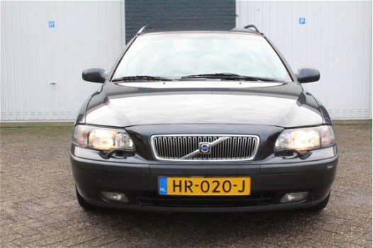 Volvo V70 - 2.4 Comfort Line Nwe APK, Navigatiesysteem, Climatronic, Afn. trekhaak, etc. - 1