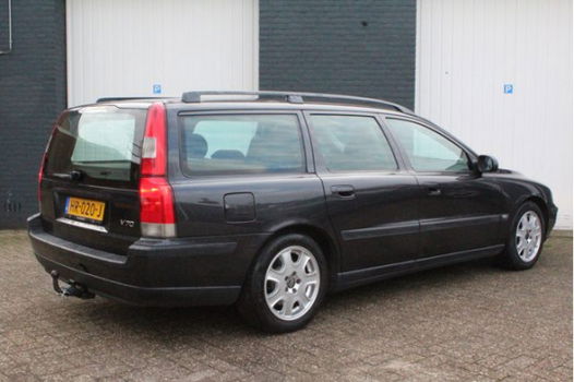 Volvo V70 - 2.4 Comfort Line Nwe APK, Navigatiesysteem, Climatronic, Afn. trekhaak, etc. - 1