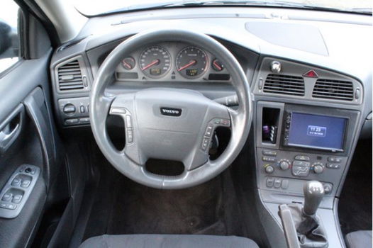 Volvo V70 - 2.4 Comfort Line Nwe APK, Navigatiesysteem, Climatronic, Afn. trekhaak, etc. - 1