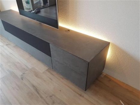 Zwevend wit hoogglans / zijdeglans tv meubel model verstek - 2
