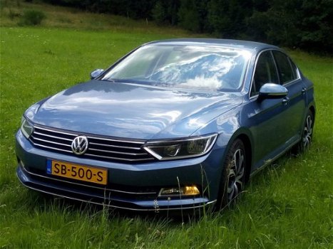 Volkswagen Passat - 2.0 TDI Highline SCHERPE PRIJS VEEL LUXE - 1