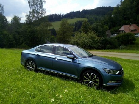 Volkswagen Passat - 2.0 TDI Highline SCHERPE PRIJS VEEL LUXE - 1