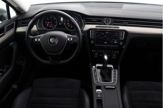 Volkswagen Passat Variant - 1.6 TDI 120 PK DSG Variant Highline R-Line (BNS) - 1