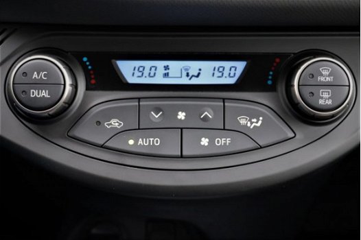 Toyota Yaris - 1.5 HYBRID AUTOMAAT ASPIRATION ECC CRUISE CAMERA BLUETOOTH LED PRIVACYGLASS LMV BTW - 1