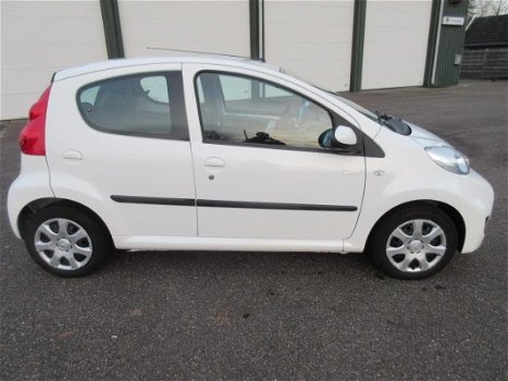 Peugeot 107 - 1.0-12V Millesim 200 - 1