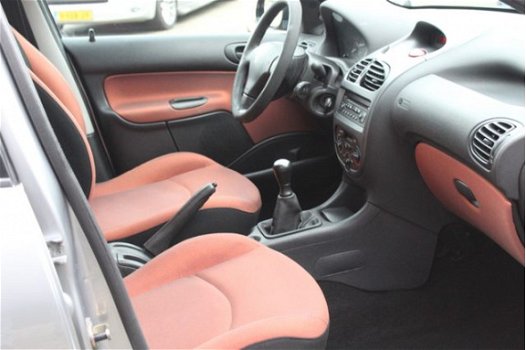Peugeot 206 SW - 1.4 HDi Pop' Art (68pk) Stuurbekrachtiging /C.V. /Elek. ramen voor /Radio-CD /Isofi - 1