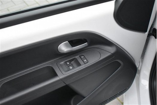 Volkswagen Up! - 1.0 Climatcontrol, Parkeersensoren, Telefoonhouder, Multifunctioneel leder stuurwie - 1