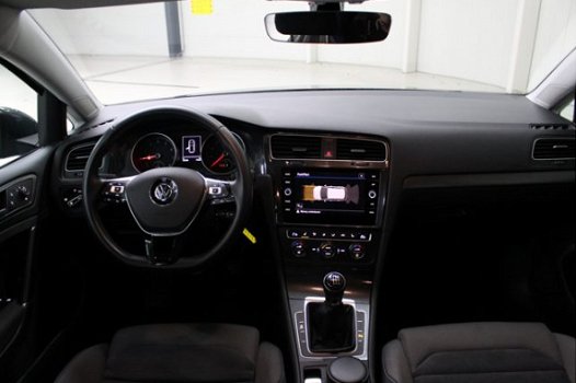 Volkswagen Golf - 1.0 TSI Comfortline Business Navigatie | Stoelverwarming | Lichtsensor | Regensens - 1