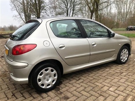 Peugeot 206 - 1.4-16V Gentry 2004/CLIMA/5-DEURS/APK 11-'20/NAP/ - 1