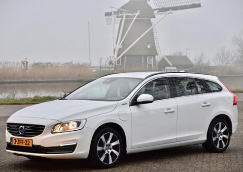 Volvo V60 - 2.4 D6 AWD Plug-In Hybrid Momentum Dealer auto - 1