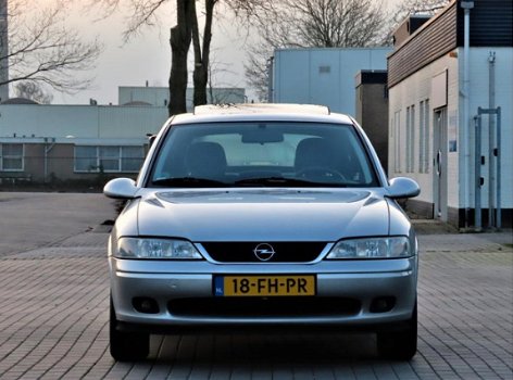 Opel Vectra - B-CC; X1.6XEL Clima Cruise Zeer netjes - 1