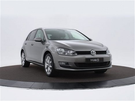 Volkswagen Golf - 1.2 Tsi 105pk Highline | Navigatie | Camera | P-Sensoren | Trekhaak | - 1