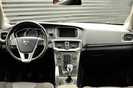 Volvo V40 - 1.6 D2 Momentum / Navi / Cruise / Airco - 1