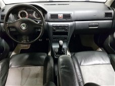 Skoda Octavia - 1.8 T RS ✅NAP, AIRCO, CRUISE, HALF LEDER, TREKHAAK, XENON, VERWARMDE STOELEN