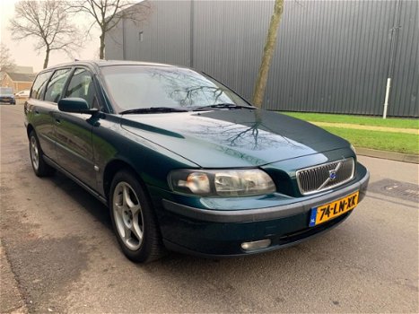 Volvo V70 - 2.4 D NAP, LEDER, PDC, AIRCO, TREKHAAK, 2XSLEUTELS, BOEKJES, APK 13-07-2020 - 1