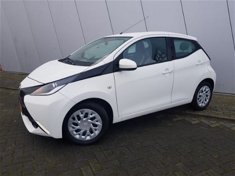 Toyota Aygo - 1.0 VVT-i x-play | AIRCO | ACHTERUITRIJCAMERA | DEALER ONDERHOUDEN | - 1