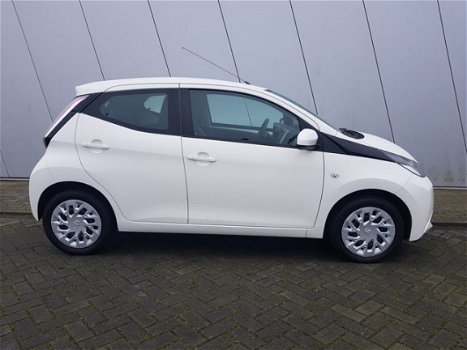 Toyota Aygo - 1.0 VVT-i x-play | AIRCO | ACHTERUITRIJCAMERA | DEALER ONDERHOUDEN | - 1