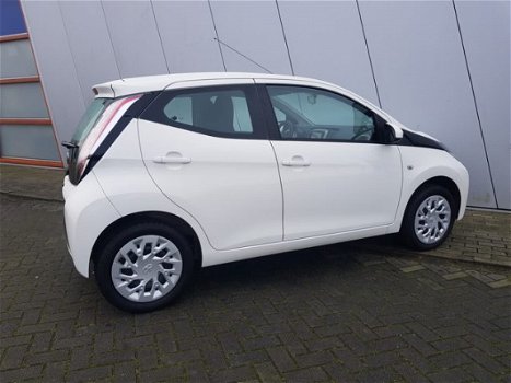 Toyota Aygo - 1.0 VVT-i x-play | AIRCO | ACHTERUITRIJCAMERA | DEALER ONDERHOUDEN | - 1