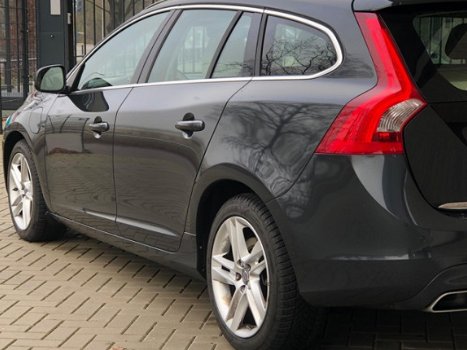 Volvo V60 - 2.4 D6 Twin Engine R-Design 2015 Grijs - 1