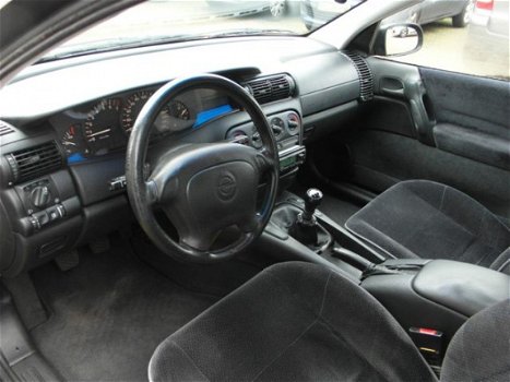 Opel Omega - 2.5i V6 GL Comfort - 1