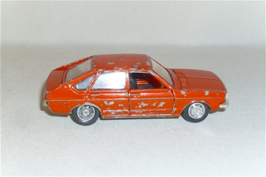 1:43 Schuco Volkswagen Passat oranjerood, mist stuur en rechter achterlicht - 2