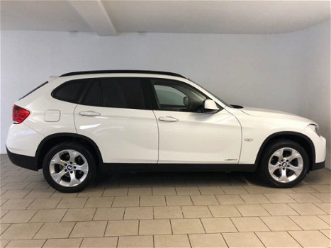 BMW X1 - 1.8i sDrive Executive AIRCO CLIMA NAVI BLUETOOTH VELGEN PDC REGENSENSOR PRIVACY GLAS NIEUW - 1