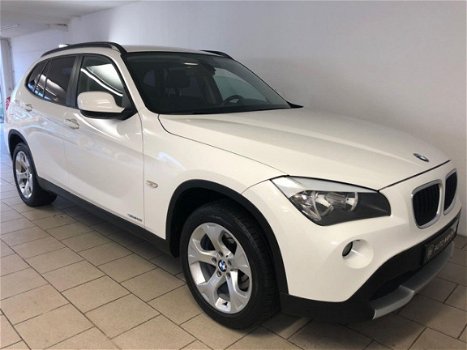 BMW X1 - 1.8i sDrive Executive AIRCO CLIMA NAVI BLUETOOTH VELGEN PDC REGENSENSOR PRIVACY GLAS NIEUW - 1