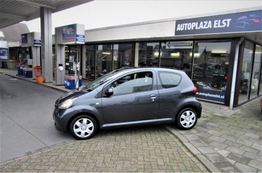 Toyota Aygo - 1.0-12V + /inruilkoopje/goed onderhouden/stuurbekrachtiging/rijd goed/apk 12-12-2020 - 1