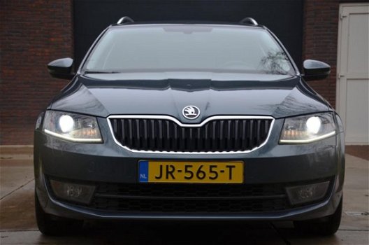 Skoda Octavia Combi - 1.6 TDI Greentech Style Business Xenon/Pdc/Ecc/Navi/Stoelverwarming/Panoramada - 1